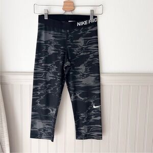 Nike Pro Kids Black and Gray Patterned Leggings Capri Length Girls Size Medium